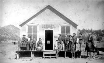 E.S. Hart store with colonists (American Jewish Historical Society)