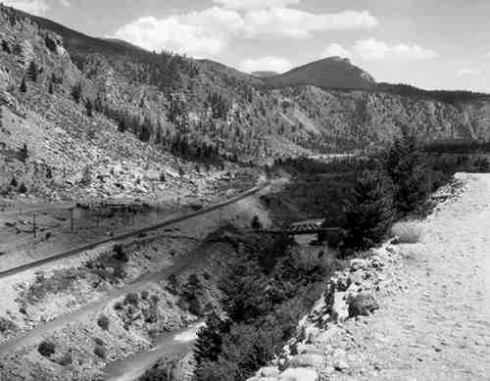 Old stage road below tracks in 1927 photo by George L. Beam.