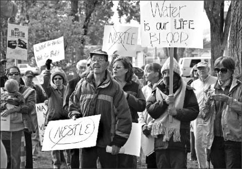 Between 100-125 opponents of the Nestlé water extraction plan showed up at the Chaffee County courthouse on Sept. 23 to voice their opposition to the commissioner’s decision to approve the 1041 Special Land Use Permit giving the company the green light to pump water from a private spring to be trucked to Denver and bottled. The Chaffee County Citizens for Sustainability, are providing some consolation to their members by offering 26oz. stainless water bottles with the message “I Bottle My Own Water” printed on one side. They are available for $20 by contacting Ann at ccfs.ann@gmail.com and at amîcas Restaurant in Salida.