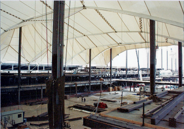 The fabric atop the Jeppesen Terminal during the construction phase at DIA. Workers getting ready to raise the “tents” onto the crow’s nests at DIA in 1991. Courtesy of J. Bradburn.